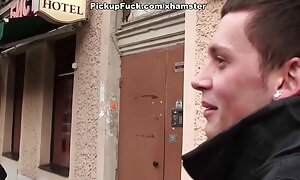 華やかな女の子は彼女の恋人と彼女の誕生日を祝う 男性 の ため の アダルト 動画