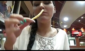 男は仕事から疲れて戻ってくるとブラジャーでtitka妻の間にペニスを模索 大人 の 女性 の ため の アダルト 動画