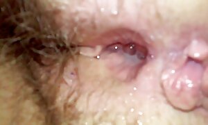 大きな胸を持つブロンドの女性は彼女の膝の上にあり、hahalaを吸っています 女性 向け エッチ 動画 無料