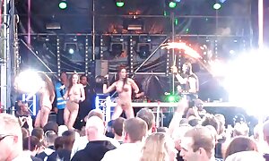 ブロンドは、蓋の上にお尻のディルドと彼女の素敵な手を取ります 女性 向け 無料 エッチ 動画