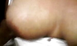 短いヘアカットを持つ女性は、カップルがその場に雄鶏を置くことを可能にする 女性 専用 アダルト 動画 無料