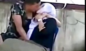 二つの男性でBalaclava目覚め薄い茶色の髪とともにダブル浸透で膣と口 アダルト 動画 女の子 向け