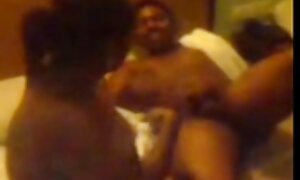 オナニーの猫のためにセックスマシンを使用して服で一人でいる若い女性 女性 向け 動画 タツ