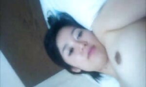 大きな胸を示すベッドの中で魅力的な女性 エロ い 動画 女子 向け