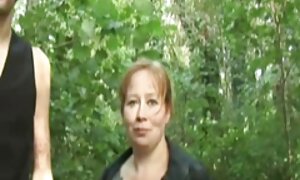 オイルキャップに浸した大きなお尻を持つ若い女性をねじ込むフェイカー 女性 専用 エロ 無料
