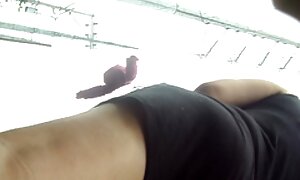 サングラスと黒のレギンスの細い若い女性は、森の真ん中で男をねじ込みます アダルト 無料 女性 専用