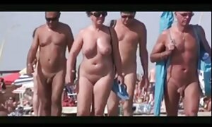 青いストッキングで入れ墨ブルネットは、スポットにハハルをちりばめ、膣におもちゃが登場 女性 の ため の 無料 アダルト 動画