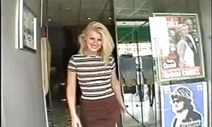 Tattooed売春婦に白いストッキング楽しんで性玩具とクソ 女性 の ため の アダルト ビデオ 無料