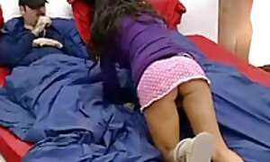 男は深いフェラチオから高くなり、愛人の膣とお尻にペニスを挿入します エロメン エロ 動画