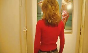 二つのbrunettesとシックな形柄の鶏の男の前のカメラ 無料 動画 シルクラボ