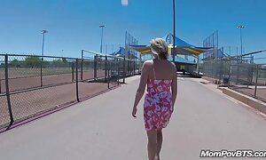 猫を撫でた後に短いヘアカットを持つ母親のお尻に大きなコックを持つHahal エロ 動画 月野 帯 人