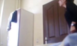 彼女の友人の前で汲み上げコーチとピンクのピークショートパンツの女の子 エロ 動画 女性 用