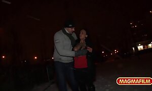 二つの人形キスとねじ込みで肛門の穴とディルド癌の床 セクシー 動画 女性 向け