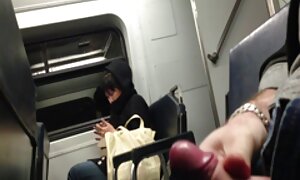 男の顔に座って長い足を持つ若い女の子と私たちは彼に提出します 大島 丈 アダルト