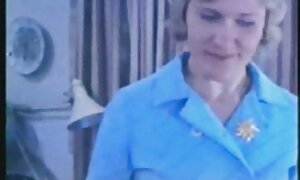 ヌードの白いドレスとひげの帽子の細身の女の子 女性 が 見る セックス 動画