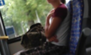 カメラの前で男のメンバーを優しく撫でる美女 女性 向け エロ 無料 動画