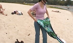 主婦と黒のブラジャーを示す大きなお尻の前にウェブカメラ 女性 向け の エッチ な 無料 動画