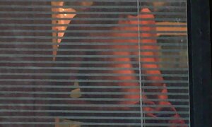 体操選手の黒い体とナイロンのストリップ高品質のバスタブで、帽子で輝いています 女性 向け エロ ビデオ