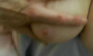 大きな乳首を持つ黒の猫は、性のマシンを使用してmasturbates 女性 向 エロ 動画