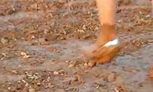 彼女の口の中で黒いブラを飲み込むeldak友人を持つ母親と彼女の肛門の下に置く エッチ な 動画 鈴木 一徹