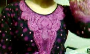 トップとレギンスの女の子はeldak友人に彼女のお尻をこすり、肛門のために彼女を取る 女性 の 為 の 無料 セックス 動画
