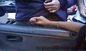 体にタトゥーを持つマッサージ師、母パンストを引き裂き、テーブルの上部にある後部穴にそれを裂きました 女性 向け アダルト 動画