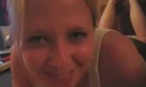 車の中で候補者のペニスに手と口で働く挿入を持つ成熟した女性 ムータン 動画