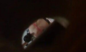 椅子に座って、彼女のセクシーを披露する従業員。 女性 向け エッチ 動画