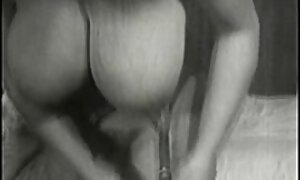 キャバリア激しくキッチンで膣にピンクのシャツを持つ女の子をキャッチする エロメン エロ 動画