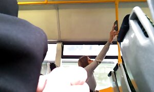 セクシーなスリムな女性は胸と帽子を持つビーチで輝きます 女性 向き エッチ 動画