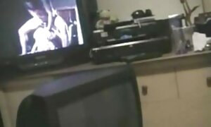 美しい家政婦は、hahalシャフトに沿って彼女の唇を転がし、台所で彼女の膣に入れています 女性 の ため 無料 アダルト