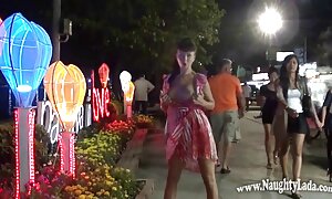 口腔娯楽の恋人に自分自身を与えるブルネット アダルト 動画 女子 向け