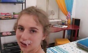 妻は彼女の夫の友人にトレーラーでフェラチオを与え、彼は彼女のシャツから引き出された彼女のミルクに絶頂する 女性 向け 無料 エロ 動画 サイト