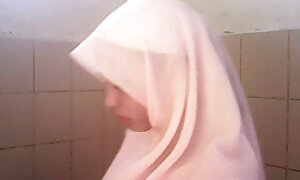 ソファの上に大きなロールで彼女の恋人の顔に黒いレオタードに包まれたふくらんで日焼け 女性 向け アダルト 一徹
