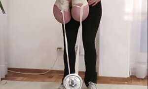 男はフェラチオの後に彼女のお尻に入れ墨を持つ若いブロンドをねじ込む エロ 無料 動画 女性 向け