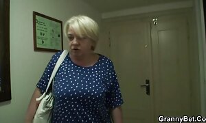 美しい主婦などのショートショートポージングの前に、カメラのキッチン エロ 動画 女の子 用