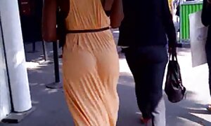 四人の旅行者は、プールで四人の男性と輪姦を行うことに同意しました av 女性 向け 無料