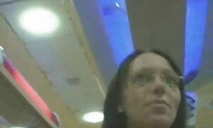 Busty 女性 向け 動画 av MILFストリップジューシーなお尻の前のwebカメラ