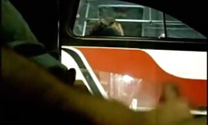 家の中で若い堕落した女性は、バイブレーターで帽子を撫でて、お尻にディルドを押します r18 女性 向け 動画